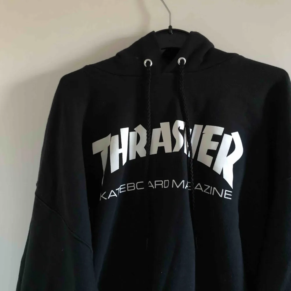 Avart Thrasher hoodie, köpt på caliroots för 949kr, använd typ 5 gånger, köpt för ca en månad sen. Nyskick. Tröjor & Koftor.