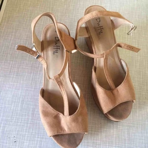  - Klackskor med kilklack! Köparen står för frakt