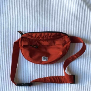  - Bum Bag /Fanny pack från urban outfitters. Nästan aldrig använd. Super fin röd färg. Pris kan diskuteras 