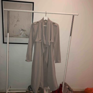  - Trenchcoat från Object. Beige.