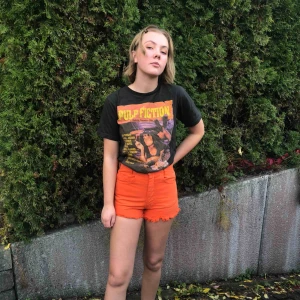  - Jättesnygga oranga shorts!! 😍 älskar dessa shorts men tyvärr så är de för små för mig. Köpta på Humana! Märket är inte Levis, märket är okänt. Var bara tvungen att trycka i något