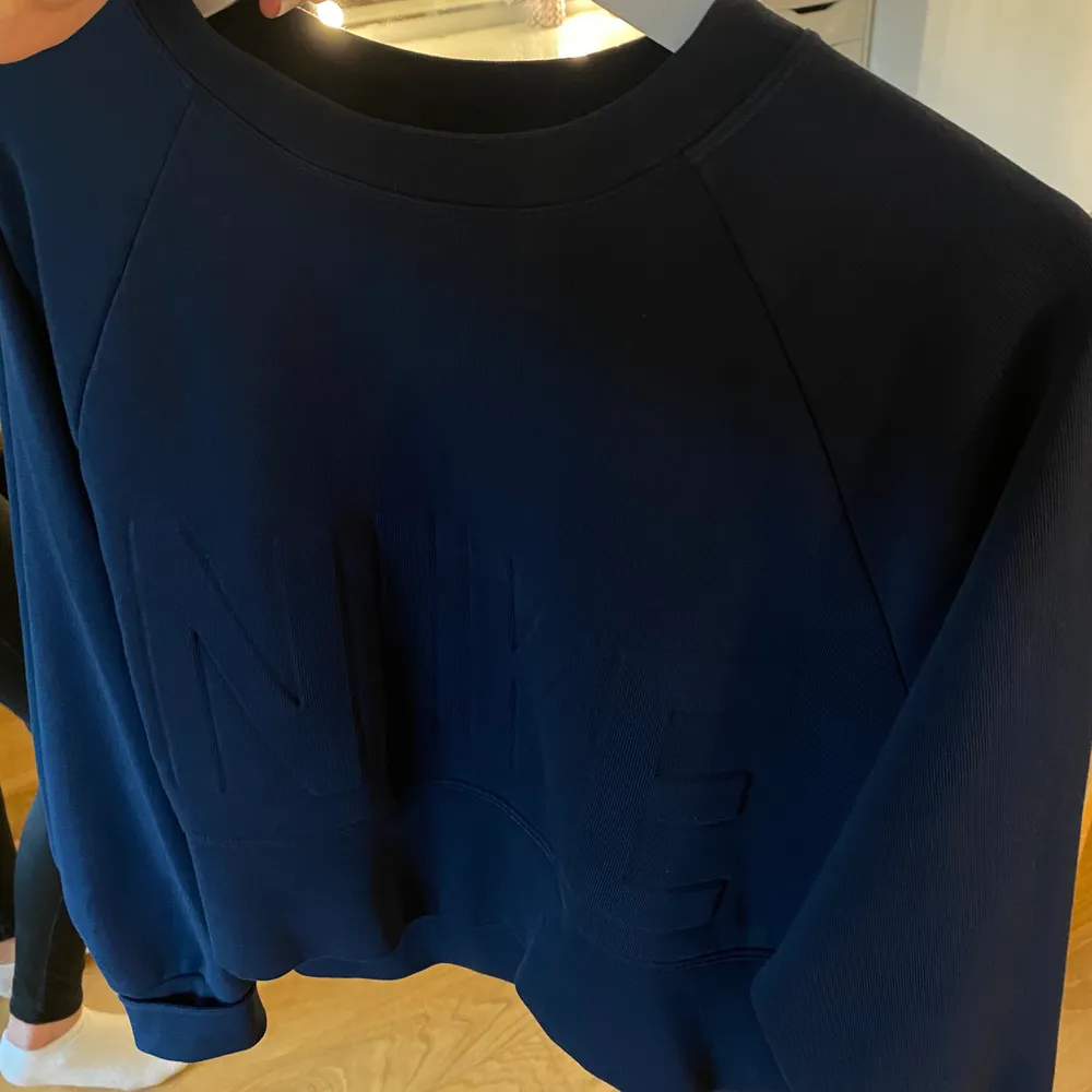 Marinblå kortare ”sweatshirt” med slits på båda sidorna, aldrig använd och väldigt fint skick💕 några frågor så är det bara att skicka☺️ nyköpt 300kr. Tröjor & Koftor.