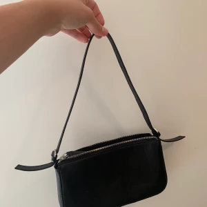 Väska från mango  - Säljer den här lilla fina väska från mango, använd 1 gång. Frakt ingår 