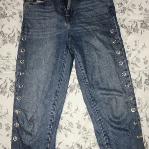 Jeans Gina Tricot stl 36 - Unika och coola jeans från Gina Tricot, använda fåtal gånger, i nyskick! 