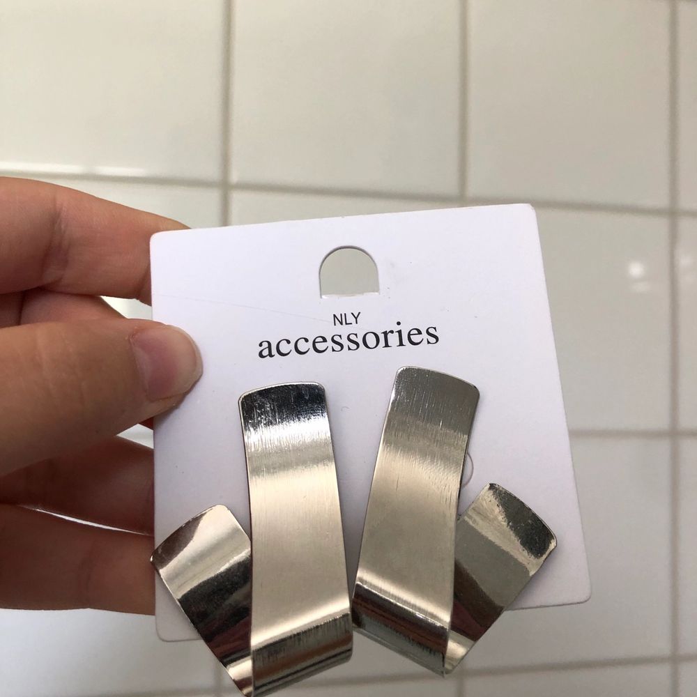 Snygga silverfärgade örhängen helt nya i förpackning! . Accessoarer.