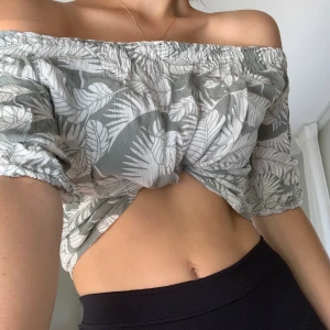 Glassons green palm tree shirt - Super light shirt from Glassons Australia! Super comfortable, can we worn many different ways!! Worn a couple of times, bought for 600 kr 