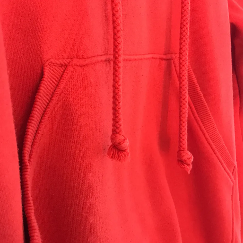 En röd hoodie som generellt är i bra skick, dock använt en del och materialet är lite nopprigt. Orginalpris, 300 kr. Frakt ingår inte i priset.. Hoodies.