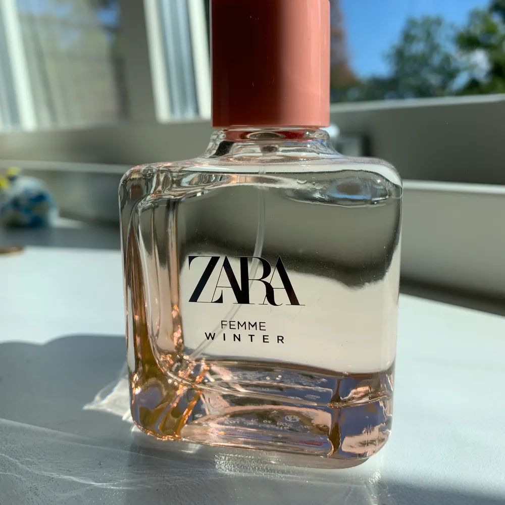 Never used Zara perfume, smells so good, very fresh smell!! Bought for 450 kr selling for 300. Accessoarer.