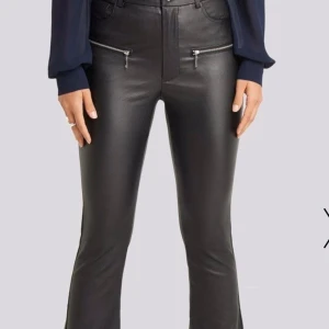 afj bootcut skinnbyxor - Skinnbyxor med bootcut i strl 32 som aldrig använts mer än testat på, de var för långa för mig som är 1.60! Kan säkert sys upp om man är händig, är annars väldigt bekväma och stretchiga. Nypris 599:- från Nakd. 