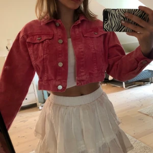 Jeansjacka zara - Skitfin jeansjacka från zara som tyvärr inte kommer till användning💓