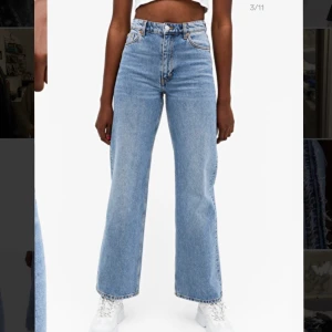 Yoko mid blue jeans - Säljer ett par nästan helt nya jeans från monki⚡️⚡️ säljs pga att jag använder dom för lite💗 (köpare står för frakt)