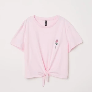HM croptop  - Supersöt rosa croptop från hm, aldrig använd då jag inte passar i rosa! Möts upp runt tc/ sthlm 