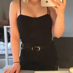 Body  - Superfin svart body med detaljer vid brösten! 