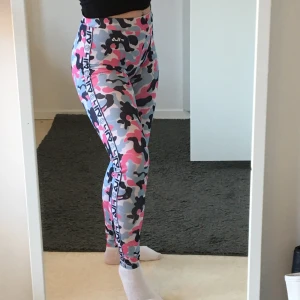 FILA tights - SUPERsnygga träningstighs från FILA, jättestretchiga och några av de skönaste byxorna jag någonsin haft på mig! Nyskick, endast använda en gång💓