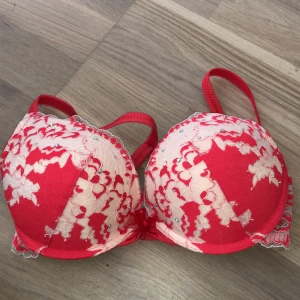 Oanvänd Bh från hunkemöller - Storlek 75C push up oanvänd