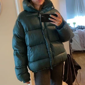 Puffer jacket - Knappt använd grön puffer jacket från bikbok i storlek L, men sitter väldigt snyggt oversized på mig som är S/M. Högsta bud 370 kr