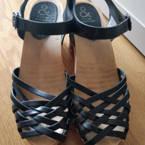 Träsko &Clox - Träsko med klack i skinn från &Clox. Storlek 39. Sparsamt använda.  Skickar spårbart med PostNord. Köparen står för frakten. 