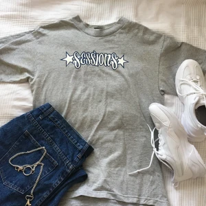 Sessions snowboarding t shirt vintage - Sessions snowboarding vintage t shirt. Äkta och riktigt bra kvalite. Dock finns det gula fläckar men de syns inte om man inte kollar noga.