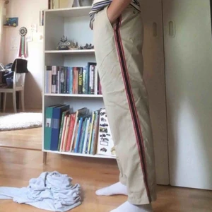  - Sköna chinos från Savane, beige färg med rödblå rand. Vintage vibe och baggy look.