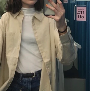Lång skjorta - Knälång ljusbeige skjorta från Monki, använd 1 gång! Frakt ingår!