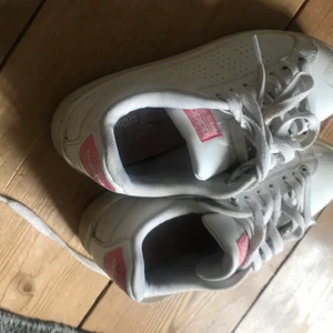 Adidas skor  - Snygga, använda men fina. Tvättas upp innan jag skickar de. För små för mig tyvärr.