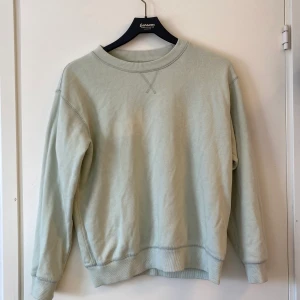 Ljusgrön Hoodie - Säljer en ljusgrön Hoodie/tröja. Väldigt skönt material. Tröjan är i storlek Medium och är köpt från weekday. Köparen står för frakten eller så möts vi upp i Malmö. 