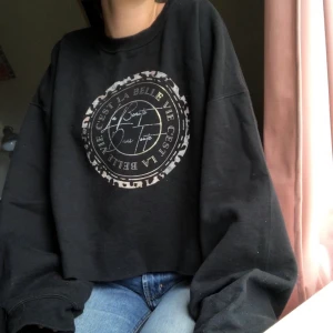 River Island Sweatshirt  - Supermysig sweatshirt från River Island. Den är stor och luftig samtidigt som den är varm och gosig. Passar till allt! 