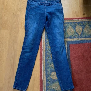 Jeans jeggings hm divided 40 - Knapp använda. Storlek 40 från divided hm. Frakt 75kr. Inga bud först till kvarn🙂