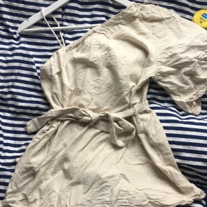 Fintröja - Säljer en jätte fin beige tröja som endast har används 2 ggr. En tröja som man kan klä upp sig lite mer med.