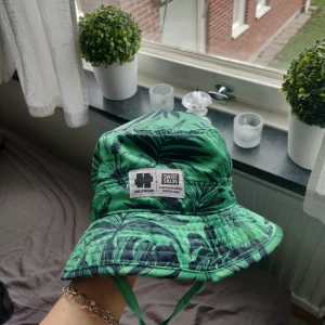 Grön buckethat - Köpt från Hollywood! Har lite grön färg på ena sidan annars är den i gott skick!
