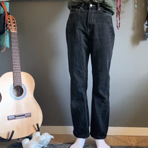 Svarta jeans  - Straight leg Jeans från weekday, väldigt urtvättade så skulle säga att dom är mer gråa nu🌚 🦎1 plagg 30kr🦎2 plagg 50kr🦎3 plagg 70kr🦎4 plagg 95kr🦎5 plagg 120kr🦎