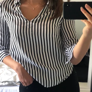 Blus - Säljer denna superfina blus från Hm pga att den är för liten. Den är använd fåtal gånger och är som ny. Frakt tillkommer.😊