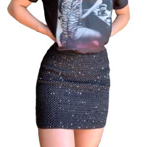Svart glittrig kjol i nyskick från BikBok! Pris kan diskuteras