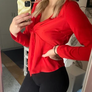 Röd topp  - Röd topp från Vero Moda i storlek XS men jag är en S och kan ha den. Använd en gång.