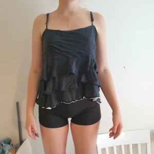 Svart linne - Jättefint linne knappt använt. Det står L/XL men skulle säga att den är mer en xs elr s för jag som var xs till xxs har använt den.