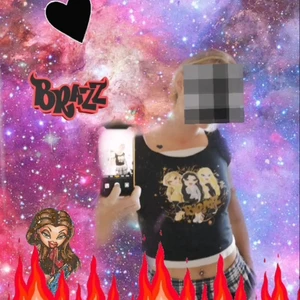 Gullig bratz top!  - Måste tyvärr sälja denna då den är lite för liteen för mig. Skulle säga att den passar bäst på XS- S, då den var för liten för mig som har stor M.