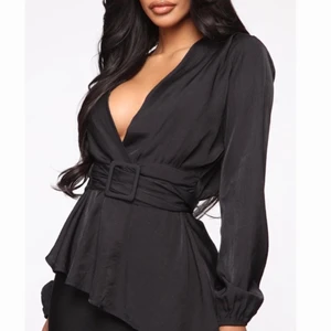 Svart tröja/blus - Svart blus/tröja köpt på fashion nova. Aldrig anvönd då den var för stor. Möts i sthlm elr fraktas för 60kr