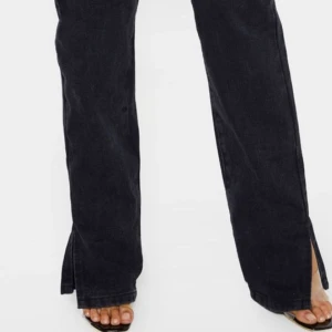 Supersnygga LÅNGA jeans med slits! - Säljer dessa pågrund av att jag beställde en för liten storlek! Jag har dom i en större storlek så jag vet att de sitter snyggt på! Jag är 180. Slitsen lägger sig perfekt över sneakers🥰 skicka meddelande ifall du vill ha fler bilder som jag tagit själv❤️ 