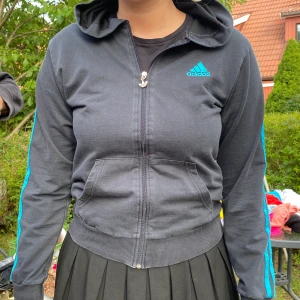 Adidaskofta -  Storlek: xs/s Pris: 100kr Frakt: 66kr Hör av dig om du är intresserad, Om fler är intresserade blir det budgivning kram!💖💖 
