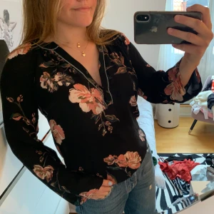 Supersnygg blus! - En jättefin blus i ett coolt blommigt mönster med silverdetaljer vid kragen  och lite ”vidare” ärmar. Sitter superfint övet bysten och är i nyskick💕💕 Hör av dig med eventuella frågor! Köparen står för eventuell frakt 🚚 ☺️☺️