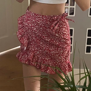 Kjol - Fin blommig kjol, man kan välja hur stor man vill ha den i midjan genom att knyta hårdare/lösare!😊