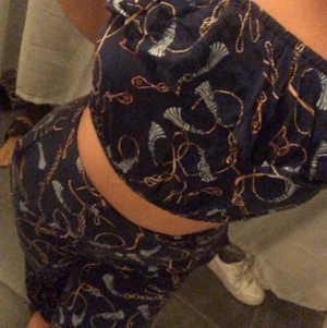 Två delar set storlek 38 - Snyggt två delar sätt, som framhäver kroppens kurvor både baktill och i midjan (dragkedja bak) byxorna är även utsvängda nedtill. Toppen är of shoulder😍  Det ska finnas ett band runt byxorna som tyvärr är borta🙄 inget band på bilderna. 35kr frakt.
