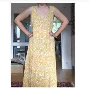 Säljer denna underbart sköna långklänningen från indiska! Framsidan och baksidan är identiska så den går att ha åt båda hållen ❤