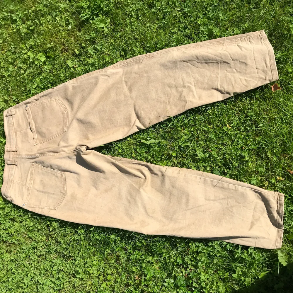 Beige/bruna jeans som använts fåtal gånger. Från PULL&BEAR. Storlek 38! As feta men använda för lite av mig. Kan skicka fler bilder. Frakt inte inräknat i priset. Nypris 399! Första bilden från Zalando.. Jeans & Byxor.