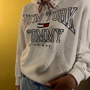 Supermysig oversize hoodie från Tommy Jeans i vintsgestil, Storlek XS  men passar från XS-M beroende på passform💕 