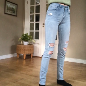 Levi’s (High Rise Skinny Jeans) W25 L30 - Ljusblå slitna jeans från Levi’s, knappt använda och i toppenskick där frakt ingår i priset!! 