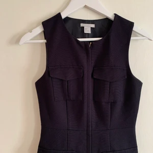 60-tals klänning Strl. 34 - Klänning grövre material med fickor, hade över användt om den passade men tyvärr för liten. Den är svart/mörkt mörkt blå