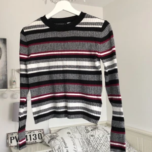 Ribbad tröja  - Säljer denna ribbade tröjan från hm, den är i super fint skick och väldigt fräsch. Om du är intresserad tveka inte på att skriva till mig☺️. FÖRST TILL KVARN⚠️ KÖPAREN STÅR FÖR FRAKTEN⚠️