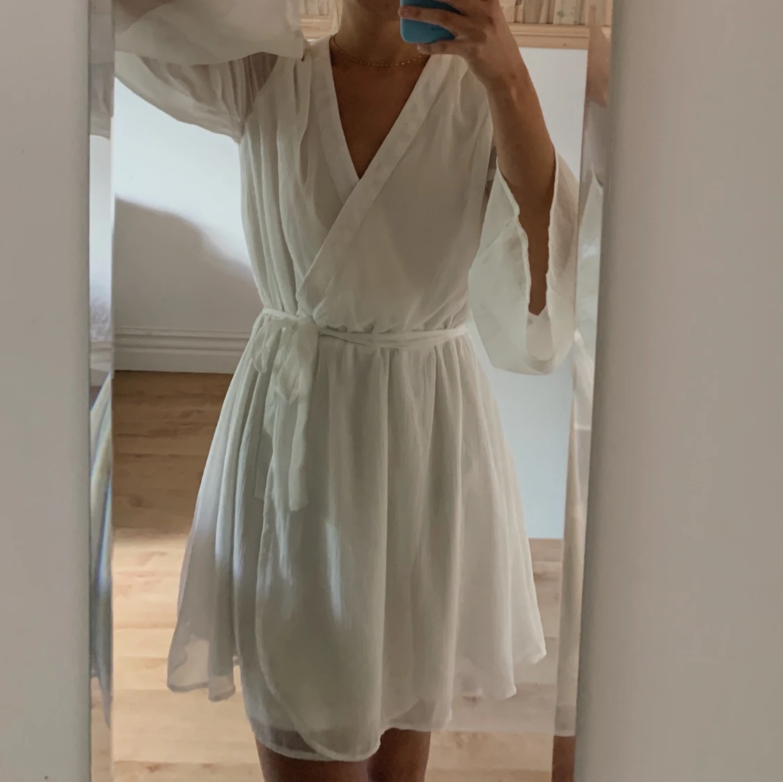 Vit klänning med band i midjan - 90