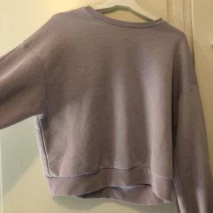 ljuslila swetshirt  - gillar denna swetshirten jätte mycket men tror den skulle komma till användning mer hos nån annan. Använd Max 4 gånger så därför i bra shick. Är i storlek L men sitter som en S